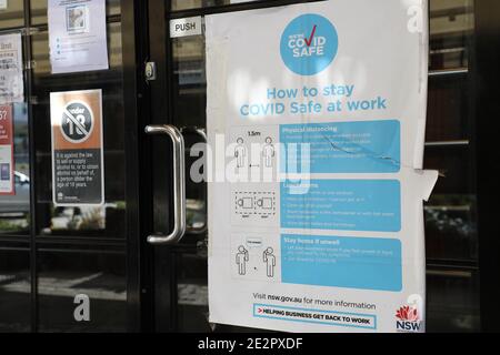 Sydney, Australie. 14 janvier 2021. Avis « Comment rester Covid en sécurité au travail » à l'entrée d'une entreprise dans le quartier de Bakehouse, dans le nord de Strathfield. Credit: Richard Milnes/Alamy Live News Banque D'Images