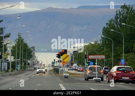 Reykjavik, Islande - 21 juin 2019 - vue sur la circulation dans la ville, surplombant le mont Esja Banque D'Images