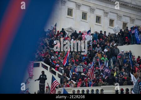6 janvier 2021. De grandes foules de manifestants au Capitole des États-Unis avec les drapeaux de Donald Trump 2020. Washington DC. États-Unis Banque D'Images