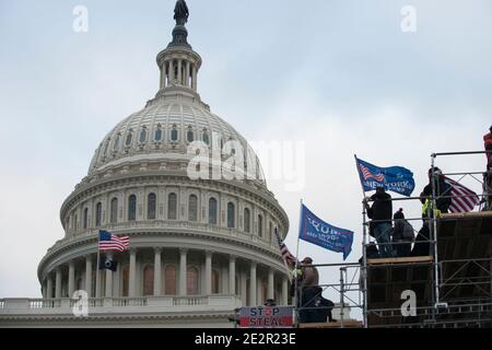 6 janvier 2021. De grandes foules de manifestants au Capitole avec les drapeaux de Donald Trump 2020. BÂTIMENT DU Capitole DES ÉTATS-UNIS, Washington DC.USA Banque D'Images