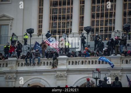 6 janvier 2021. De grandes foules de manifestants au Capitole avec les drapeaux de Donald Trump 2020. BÂTIMENT DU Capitole DES ÉTATS-UNIS, Washington DC.USA Banque D'Images
