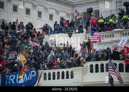 6 janvier 2021. De grandes foules de manifestants au Capitole avec les drapeaux de Donald Trump 2020. BÂTIMENT DU Capitole DES ÉTATS-UNIS, Washington DC.USA Banque D'Images