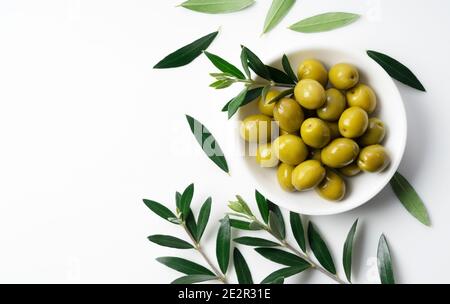 Branches d'olive aux olives salées placées sur un fond blanc avec espace de copie. Vue de dessus Banque D'Images