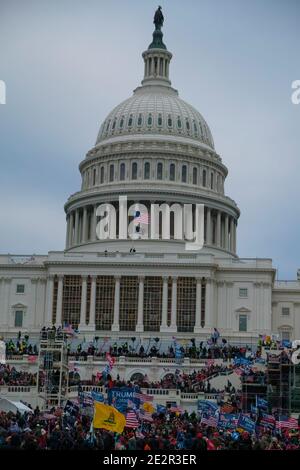 6 janvier 2021. De grandes foules de manifestants au Capitole avec les drapeaux de Donald Trump 2020. BÂTIMENT DU Capitole DES ÉTATS-UNIS, Washington DC.USA Banque D'Images