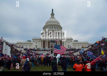 6 janvier 2021. De grandes foules de manifestants au Capitole avec les drapeaux Donald Trump 2020.Riot au Capitole, Washington DC.USA Banque D'Images
