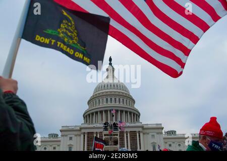 6 janvier 2021. De grandes foules de manifestants au Capitole avec les drapeaux de Donald Trump 2020. BÂTIMENT DU Capitole DES ÉTATS-UNIS, Washington DC.USA Banque D'Images