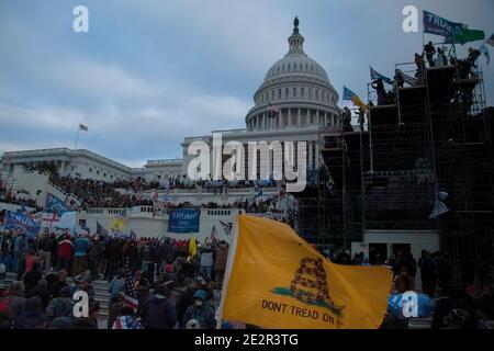 Le 6.2021 janvier, de grandes foules de partisans du président Trump descendent dans le Capitole après la marche de Save America. Capitol Hill, Washington DC États-Unis Banque D'Images