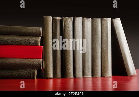 Photo d'un vieux livre antique debout et posé sur la surface de la table. Banque D'Images