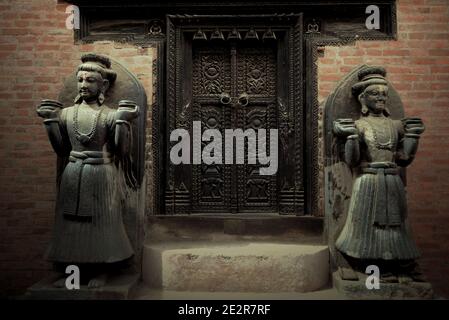 Une porte au palais des 'cinquante-cinq fenêtres' à Bhaktapur. Durbar Square, Bhaktapur, Bagmati, Népal. Banque D'Images