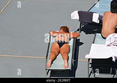 La piscine Beach Club à Flamingo Las Vegas NV, USA 09-30-18 UNE belle dame profite des rayons du soleil dans le complexe de la piscine de l'hôtel Flamingo Banque D'Images