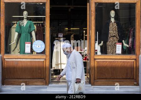 Des personnes portant un masque facial marchent dans une rue à Istanbul, Turquie, le 14 janvier 2021. La Turquie a confirmé 23,495 décès et 2,364,801 cas positifs d'infection au coronavirus dans le pays. Photo par Ihsan Sercan Ozkurnazli/Depo photos/ABACAPRESS.COM Banque D'Images