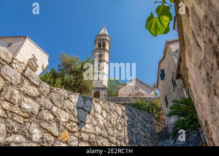 Vue depuis les rues de Perast jusqu'à l'église de La Sainte mère Rosaire Banque D'Images