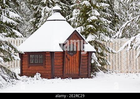 Umea, Norrland Suède - 22 décembre 2020 : un petit bâtiment en bois qui a été enneigé Banque D'Images