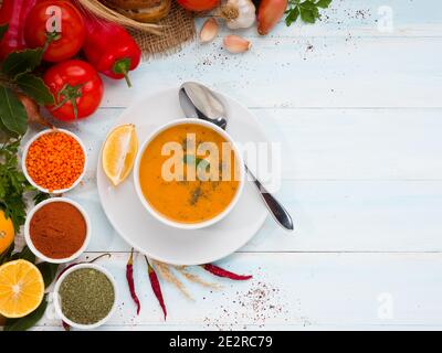 Soupe turque d'Ezo-Gelin avec légumes colorés sur la table. C'est l'une des soupes les plus importantes de la cuisine turque. Banque D'Images