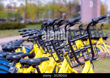 Le partage de vélos en Europe. Une marche saine. Promenade rapide.Journée mondiale du cyclisme juin 3 Vélo sportif Banque D'Images