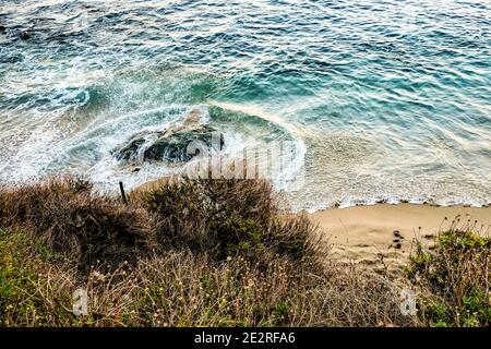 Surfez à la Jolla Cove San Diego en Californie en barbogeant dans un cercle concentrique sur le rivage Banque D'Images