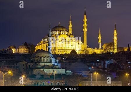 Vue nocturne de la mosquée Suleymaniye, la plus grande de la ville, Istanbul, Turquie. Banque D'Images