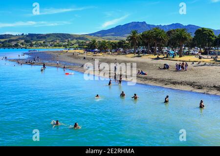 Te Kopua plage, Raglan, Nouvelle-Zélande, en été, avec des personnes nageant et des bains de soleil Banque D'Images