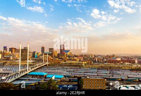 Horizon de Johannesburg au coucher du soleil Banque D'Images