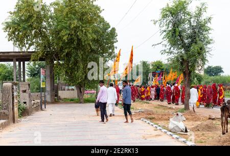 Les Indiens participant à la Sainte parade mars pendant la saison de la mousson pour le dieu hindou Khatu Shayam au Rajasthan, Inde, août 2019. Banque D'Images