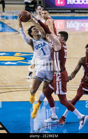 Le garde des Bruins de l'UCLA Jules Bernard (1) tire contre le joueur des Cougars de l'État de Washington Andrej Jakimovski (23) lors d'un match de basket-ball universitaire de la NCAA, jeu Banque D'Images