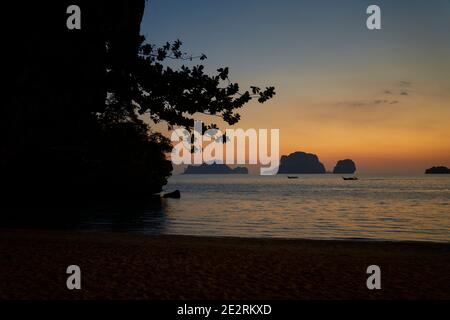 Vue vers Chicken Island depuis la plage de Phra Nang, Krabi, Thaïlande Banque D'Images