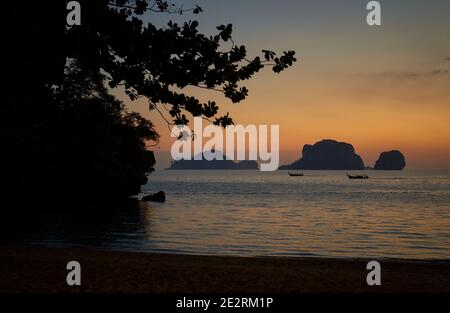 Vue vers Chicken Island depuis la plage de Phra Nang, Krabi, Thaïlande Banque D'Images