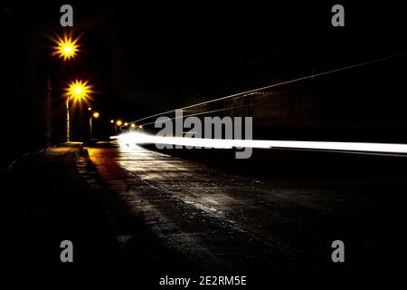 Un tunnel olt sombre avec des pistes lumineuses. Banque D'Images