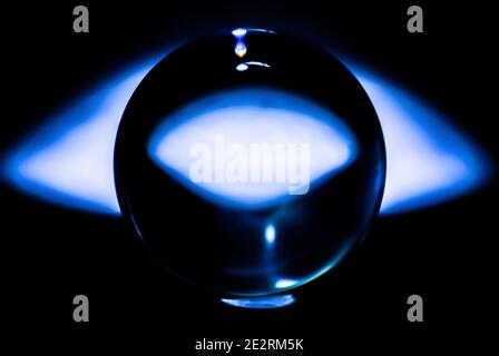 Boule de verre abstraite en bleu. Boule de verre en lumière bleue abstraite. Banque D'Images