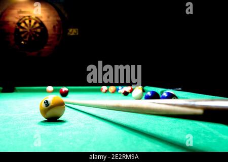 Boules de billard sur une table verte Banque D'Images