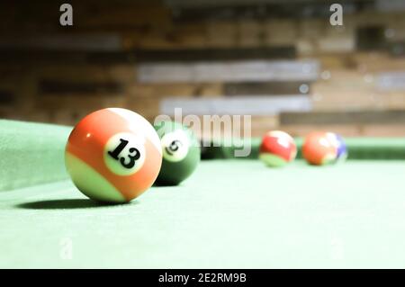 Boules de billard sur une table verte Banque D'Images