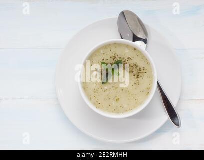 Soupe de Yayla (turque; « soupe au yaourt ») avec légumes colorés sur la table blanche. Soupe traditionnelle turque. Banque D'Images