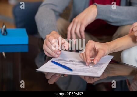 Les conjoints qui prennent des anneaux de mariage tout en obtenant divorcé Banque D'Images