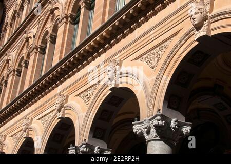 Sydney Australie, vue sur les arches et têtes décoratives sculptées sur la façade du bâtiment GPO sur la place Martin Banque D'Images