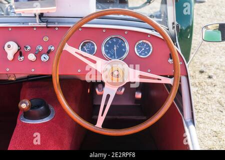 Gros plan du volant et du tableau de bord de Un haut ouvert léger Lotus Seven, vert de course britannique des années 1960 voiture de sport Banque D'Images