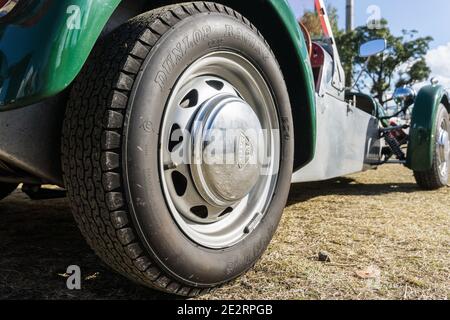 Gros plan de la roue arrière et de l'arche de Un haut ouvert léger Lotus Seven, vert de course britannique des années 1960 voiture de sport Banque D'Images