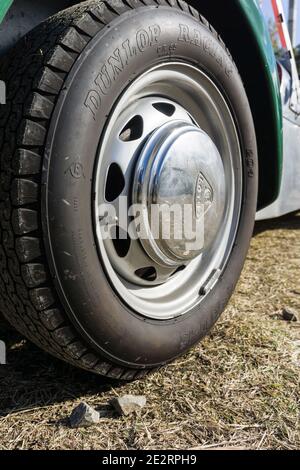 Gros plan de la roue arrière et de l'arche de Un haut ouvert léger Lotus Seven, vert de course britannique des années 1960 voiture de sport Banque D'Images