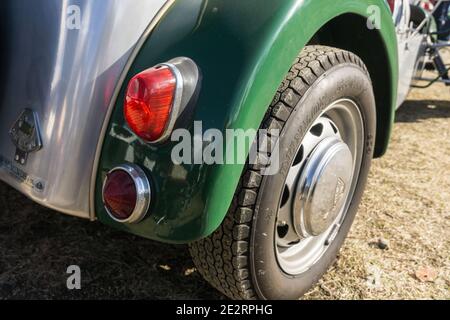 Gros plan de la roue arrière et de l'arche de Un haut ouvert léger Lotus Seven, vert de course britannique des années 1960 voiture de sport Banque D'Images