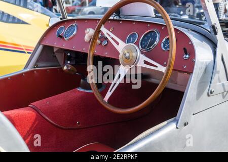 Gros plan du volant et du tableau de bord de Un haut ouvert léger Lotus Seven, vert de course britannique des années 1960 voiture de sport Banque D'Images