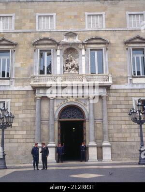 PORTADA DE LA FACHADA ORIENTAL EN LA PLAZA DE SAN JAIME - REALIZADA ENTRE 1596 Y 1617 - ESTATUA DE SAN JORGE DE ALEU. AUTEUR: BLAI PERE / BLAY PEDRO. SITUATION : PALACIO DE LA GENERALITAT. Barcelone. ESPAGNE. Banque D'Images