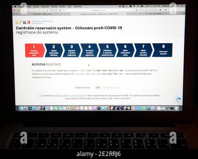 Les personnes âgées de plus de 80 ans ont réservé toutes les dates et heures de vaccination contre le coronavirus dans le système de réservation en ligne tchèque, qui a commencé à travailler à 08 h 00 aujourd'hui, le vendredi 15 janvier 2021, en une heure environ, Mais il est encore possible de s'inscrire à la vaccination.le projet de quarantaine intelligente indique sur Twitter que plus de 44,000 personnes ont été inscrites à la vaccination dans la première heure et que 2,000 d'entre elles ont réservé une date pour leur vaccination.le système de réservation en ligne recommande aux personnes de vérifier gratuitement dates dans quelques jours après l'administration de nouvelles doses de vaccin et plus encore Banque D'Images
