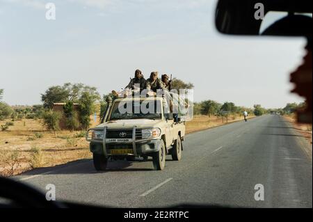 NIGER, 2000 soldat armé du Tchad avec Toyota ramasseurs sur le chemin du Mali, ils font partie de la mission de la CEDEAO dans la guerre du Mali pour soutenir les troupes françaises dans l'opération Serval 2012 contre les groupes terroristes / NIGER, 2000 Soldaten mit mobilen Toyota Pickups der Interventionstruppe aus dem Tschad auf Durchreise auf der Strasse von Maradi nach Niamey nach Nordmali als Verstaerkung des CEDEAO Kontingent und der franzoesischen Armee in der Operation Serval 2012 im Kampf gegen Islamisten Banque D'Images