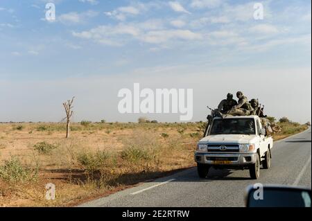 NIGER, 2000 soldat armé du Tchad avec Toyota ramasseurs sur le chemin du Mali, ils font partie de la mission de la CEDEAO dans la guerre du Mali pour soutenir les troupes françaises dans l'opération Serval 2012 contre les groupes terroristes / NIGER, 2000 Soldaten mit mobilen Toyota Pickups der Interventionstruppe aus dem Tschad auf Durchreise auf der Strasse von Maradi nach Niamey nach Nordmali als Verstaerkung des CEDEAO Kontingent und der franzoesischen Armee in der Operation Serval 2012 im Kampf gegen Islamisten Banque D'Images