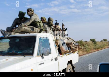 NIGER, 2000 soldat armé du Tchad avec Toyota ramasseurs sur le chemin du Mali, ils font partie de la mission de la CEDEAO dans la guerre du Mali pour soutenir les troupes françaises dans l'opération Serval 2012 contre les groupes terroristes / NIGER, 2000 Soldaten mit mobilen Toyota Pickups der Interventionstruppe aus dem Tschad auf Durchreise auf der Strasse von Maradi nach Niamey nach Nordmali als Verstaerkung des CEDEAO Kontingent und der franzoesischen Armee in der Operation Serval 2012 im Kampf gegen Islamisten Banque D'Images