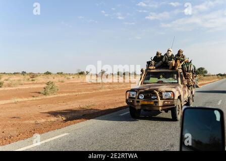 NIGER, 2000 soldat armé du Tchad avec Toyota ramasseurs sur le chemin du Mali, ils font partie de la mission de la CEDEAO dans la guerre du Mali pour soutenir les troupes françaises dans l'opération Serval 2012 contre les groupes terroristes / NIGER, 2000 Soldaten mit mobilen Toyota Pickups der Interventionstruppe aus dem Tschad auf Durchreise auf der Strasse von Maradi nach Niamey nach Nordmali als Verstaerkung des CEDEAO Kontingent und der franzoesischen Armee in der Operation Serval 2012 im Kampf gegen Islamisten Banque D'Images