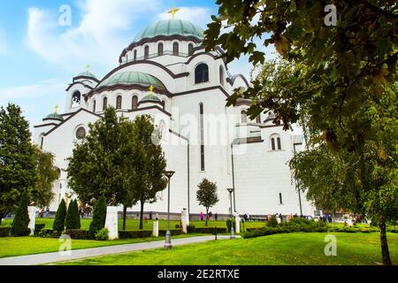 Belgrade, Serbie - 1er novembre 2014 : cathédrale Saint-Sava au centre de Belgrade et des gens à proximité Banque D'Images