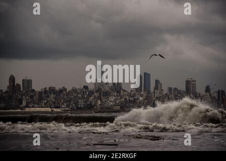 Beyrouth, Liban, le 14 janvier 2021. Les vagues brisent le rivage de Beyrouth alors qu'une tempête couvrait la capitale le premier jour de l'isolement cellulaire le plus strict du Liban. Les restrictions comprennent un couvre-feu de 24 heures et la fermeture de tous les secteurs de la vente au détail, de l'éducation et de la plupart des secteurs industriels pendant onze jours. Banque D'Images