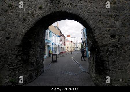 Five Arches Medieval Barbican Tower Gatehouse dans le centre-ville de Tenby Pembrokeshire South Wales Royaume-Uni Banque D'Images