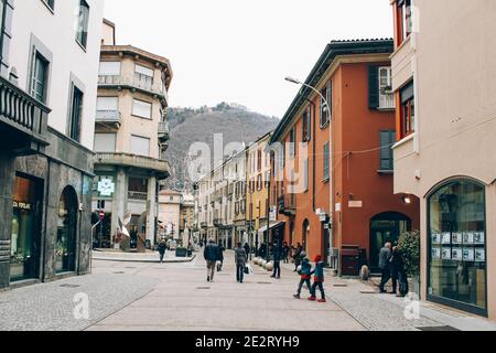 Como, région Lombardie, Italie - 14 janvier 2020 : personnes marchant dans les rues anciennes de la ville de Côme, vue sur la ville avec des bâtiments historiques et des villas autour dans Banque D'Images