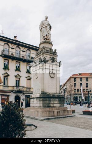 Como, région Lombardie, Italie - 14 janvier 2021 : Alessandro Volta monument - une statue d'un scientifique et inventeur italien dans la sombre journée d'hiver. Ancien Banque D'Images